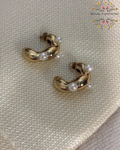 Curve Pearl Studs